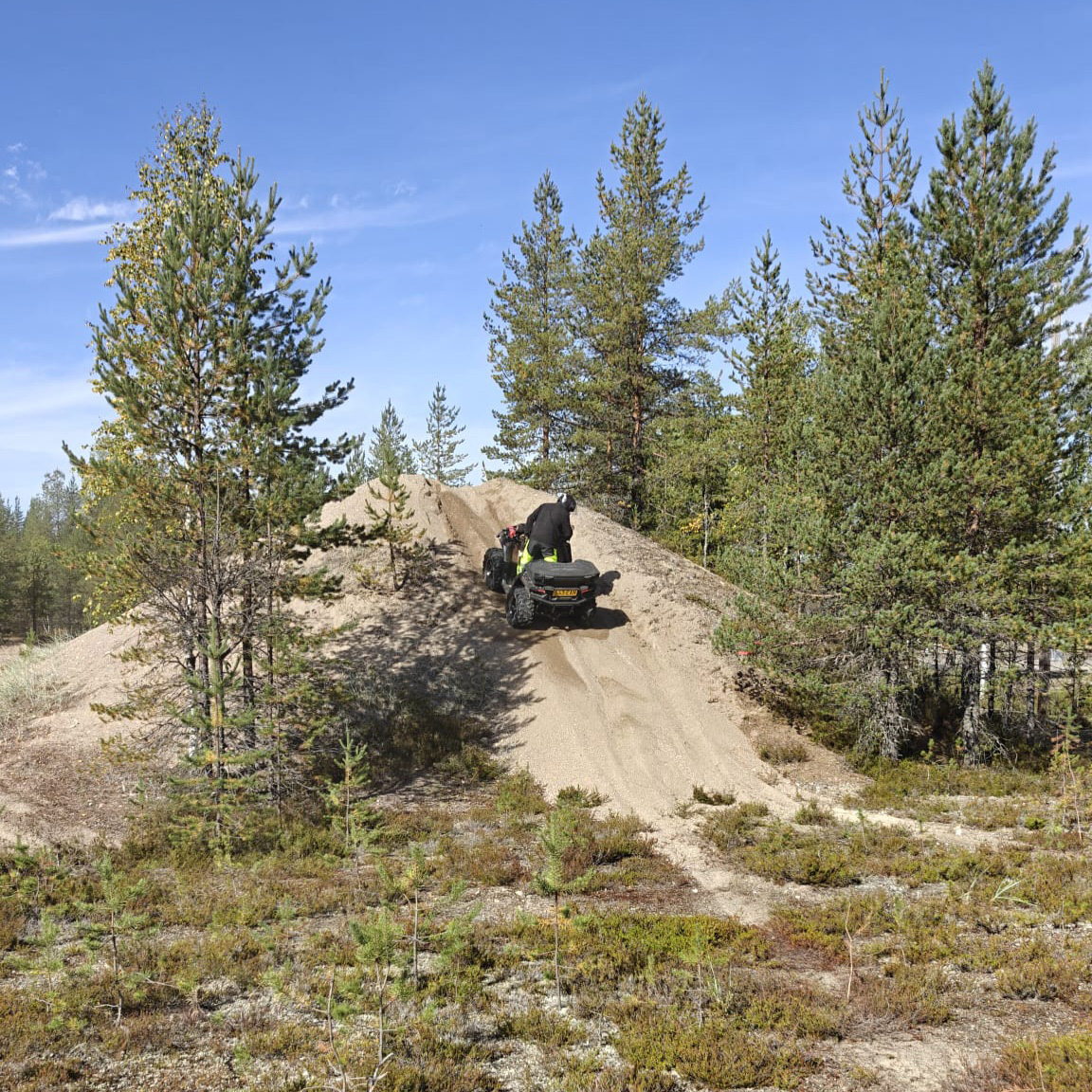 Mönkijä pehmeällä hiekkavallilla